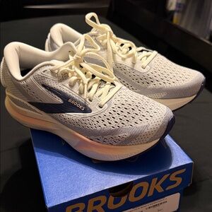 BRAND NEW Brooks Women's Athletic Shoes - Cream and Navy